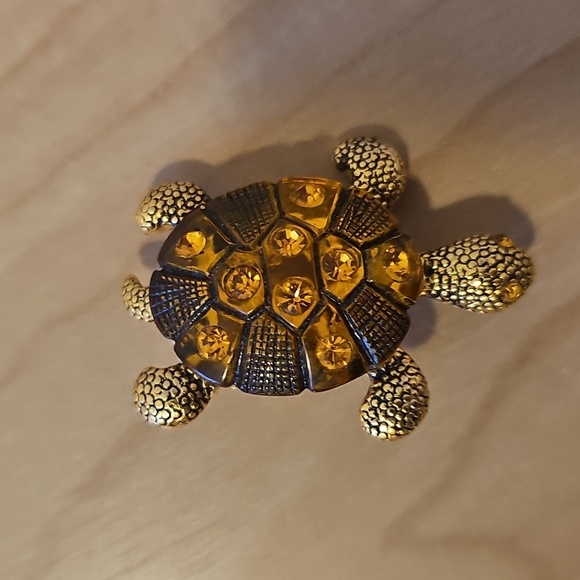 Turtle Brooch - Picture 2 of 3